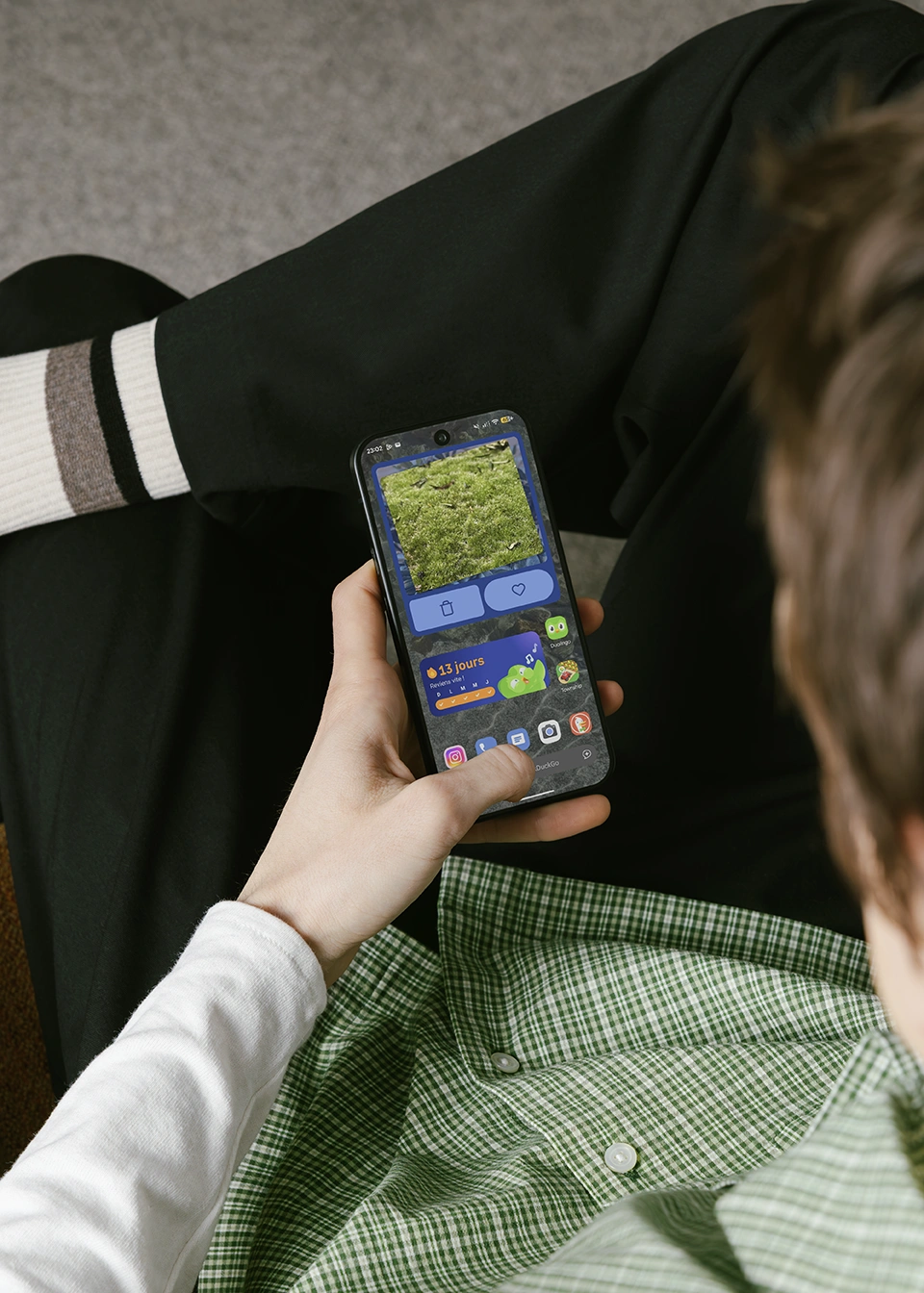 Maraîcher tenant un téléphone dans sa serre consultant te taux d'irrigation de ses serres, projet de Julien Donato